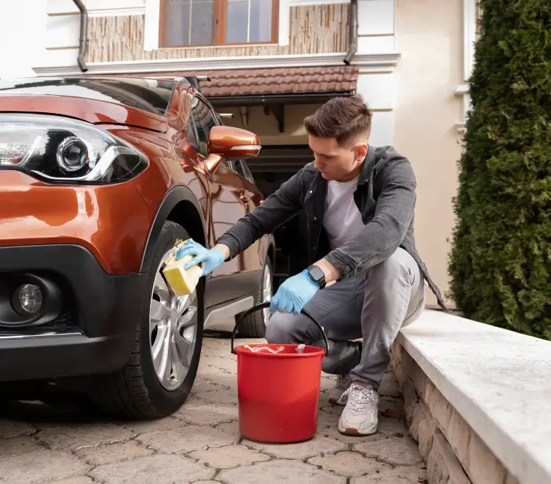 Lavage auto à domicile Gorges du Tarn Causses : professionnel intervenant sur un véhicule